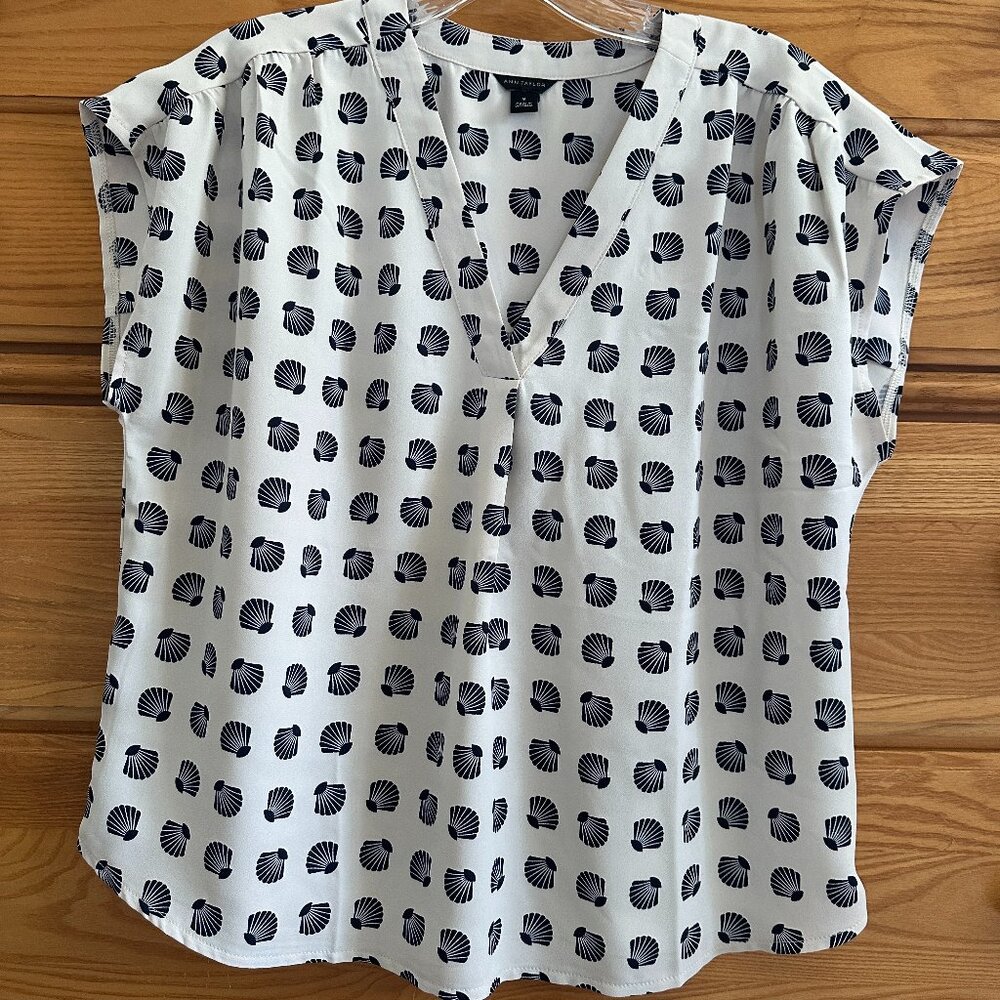 Ann Taylor Cream Navy Sea Shell Pattern Blouse Medium EUC